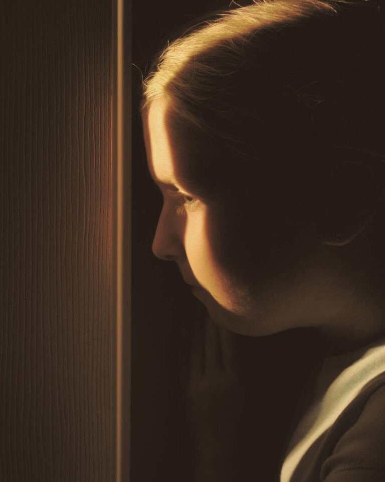 Lapsi katsoo oven raosta